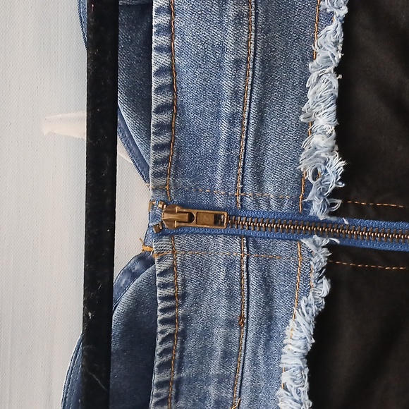 Chic Denim and Black Two-Piece Set - Picture 4 of 6